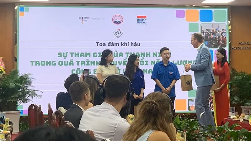 Đại diện Đại sứ quán Đức tặng quà các thanh niên đã thể hiện xuất sắc trong phần tương tác mở đầu tọa đàm.