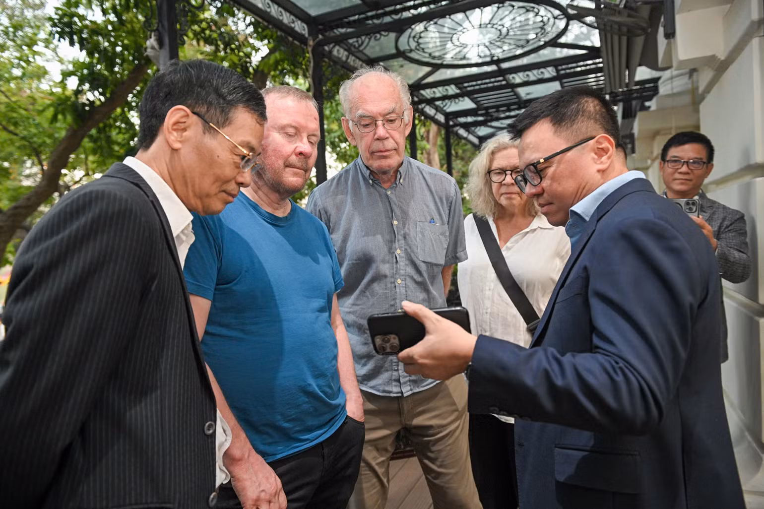 Tổng Biên tập Lê Quốc Minh giới thiệu các sản phẩm báo chí số của Báo Nhân Dân. (Ảnh: THẾ ĐẠI) Tổng Biên tập Lê Quốc Minh giới thiệu các sản phẩm báo chí số của Báo Nhân Dân. (Ảnh: THẾ ĐẠI)