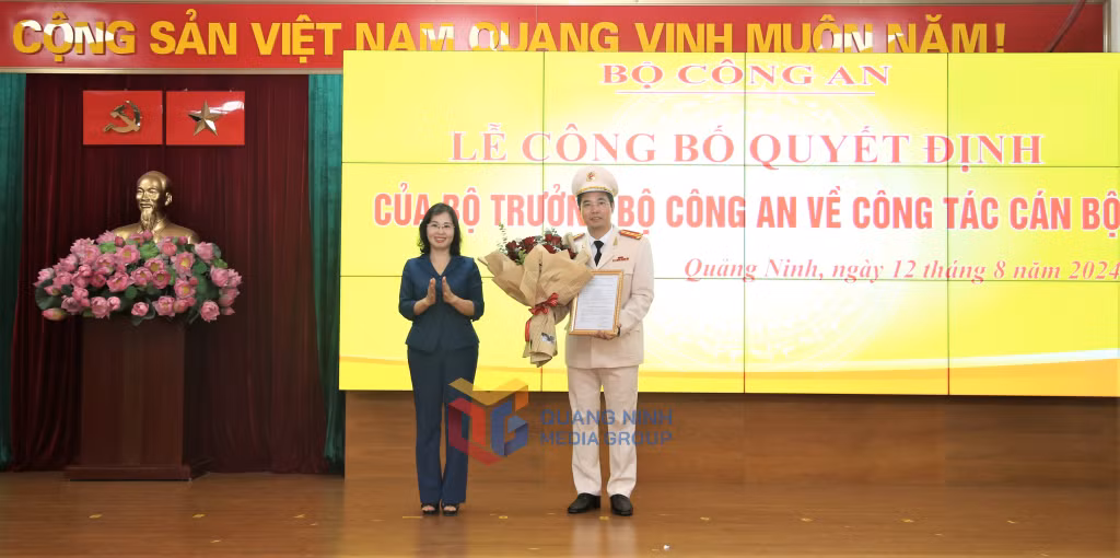 Đồng chí Trịnh Thị Minh Thanh, Phó Bí thư Thường trực Tỉnh ủy, trao quyết định của Ban thường vụ Tỉnh ủy Quảng Ninh, chỉ định Đại tá Trần Văn Phúc, Giám đốc Công an tỉnh, tham gia Ban Chấp hành, Ban Thường vụ và giữ chức vụ Bí thư Đảng ủy Công an tỉnh Quảng Ninh nhiệm kỳ 2020-2025.