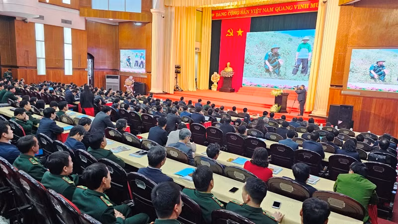 Các đại biểu xem giới thiệu kết quả 5 năm thực hiện Ngày Biên phòng toàn dân.