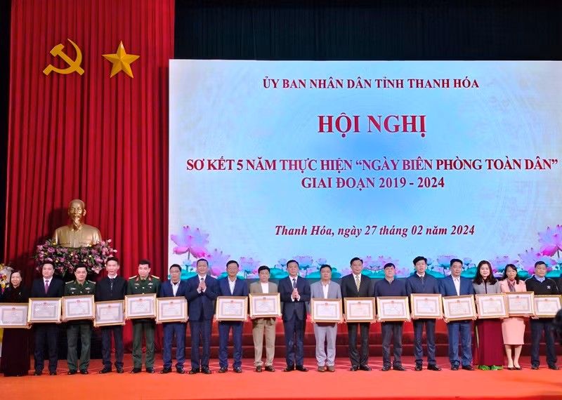 Lãnh đạo tỉnh Thanh Hóa trao tặng Bằng khen cho các tập thể có thành tích xuất sắc, giai đoạn 2019-2024.