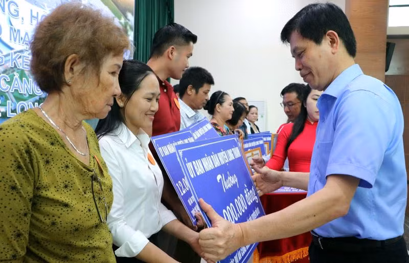Thứ trưởng giao thông vận tải Lê Anh Tuấn trao giấy khen cho các hộ gia đình chấp hành tốt chính sách giải phóng và bàn giao mặt bằng. Thứ trưởng giao thông vận tải Lê Anh Tuấn trao giấy khen cho các hộ gia đình chấp hành tốt chính sách giải phóng và bàn giao mặt bằng.