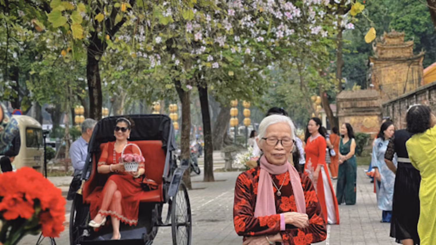 Tuy là ngày trong tuần, nhưng từ 7 giờ sáng, nhiều đoàn khách ở mọi lứa tuổi đã có mặt trên các tuyến phố ngập sắc hoa ban. Tuy là ngày trong tuần, nhưng từ 7 giờ sáng, nhiều đoàn khách ở mọi lứa tuổi đã có mặt trên các tuyến phố ngập sắc hoa ban.