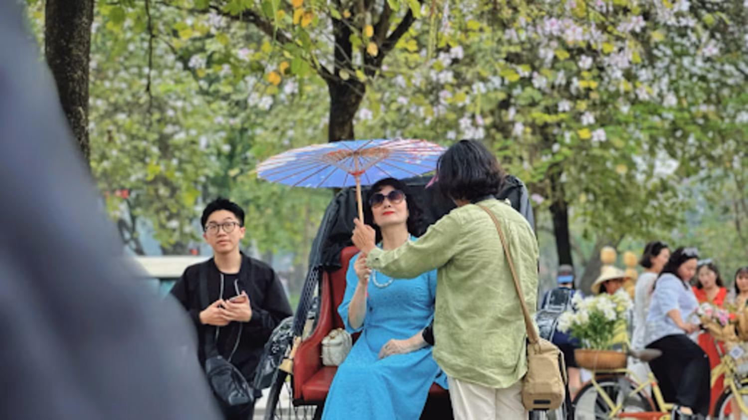 Để có được những bức ảnh đẹp và thơ mộng nhất, nhiều người đã chuẩn bị kỹ lưỡng từ trang phục đến đạo cụ. Những bó hoa tươi, chiếc ô giấy hay nón lá truyền thống được khéo léo kết hợp, tạo nên những khung hình vừa tự nhiên vừa nghệ thuật. Để có được những bức ảnh đẹp và thơ mộng nhất, nhiều người đã chuẩn bị kỹ lưỡng từ trang phục đến đạo cụ. Những bó hoa tươi, chiếc ô giấy hay nón lá truyền thống được khéo léo kết hợp, tạo nên những khung hình vừa tự nhiên vừa nghệ thuật.
