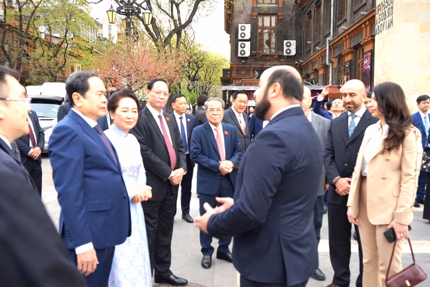 Giám đốc Bảo tàng Lịch sử quốc gia Armenia chào mừng Chủ tịch Quốc hội Trần Thanh Mẫn và giới thiệu thông tin về bảo tàng. Giám đốc Bảo tàng Lịch sử quốc gia Armenia chào mừng Chủ tịch Quốc hội Trần Thanh Mẫn và giới thiệu thông tin về bảo tàng.