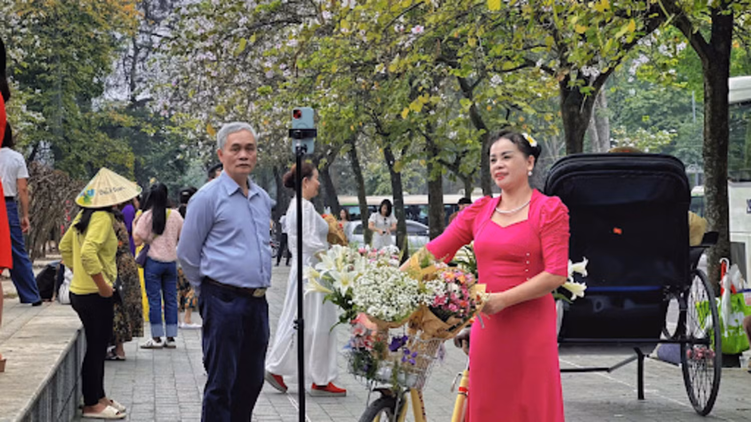 Vợ chồng ông Nguyễn Công Hân (68 tuổi) và bà Phạm Ánh Nhung (67 tuổi) từ Quận Hoàng Mai đã có mặt trên phố Hoàng Diệu từ 8 giờ sáng. Giữa khung cảnh hoa nở dịu dàng, con phố yên tĩnh trong buổi sớm, hai ông bà không giấu được niềm thích thú: “Đứng giữa sắc hoa ban thế này, chúng tôi cảm giác như được sống lại ký ức thời trẻ.”, ông Hân chia sẻ. Vợ chồng ông Nguyễn Công Hân (68 tuổi) và bà Phạm Ánh Nhung (67 tuổi) từ Quận Hoàng Mai đã có mặt trên phố Hoàng Diệu từ 8 giờ sáng. Giữa khung cảnh hoa nở dịu dàng, con phố yên tĩnh trong buổi sớm, hai ông bà không giấu được niềm thích thú: “Đứng giữa sắc hoa ban thế này, chúng tôi cảm giác như được sống lại ký ức thời trẻ.”, ông Hân chia sẻ.