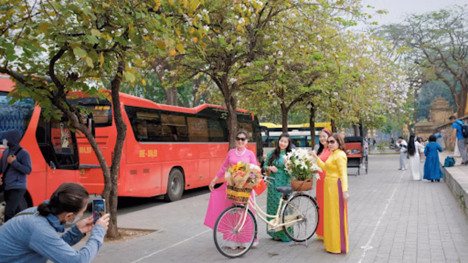 Trong những tà áo dài duyên dáng, váy trắng tinh khôi hay những bộ trang phục rực rỡ, nhiều người dân tạo dáng bên những tán hoa, cố gắng lưu lại khoảnh khắc đẹp nhất của mùa hoa đang dần khép lại. Trong những tà áo dài duyên dáng, váy trắng tinh khôi hay những bộ trang phục rực rỡ, nhiều người dân tạo dáng bên những tán hoa, cố gắng lưu lại khoảnh khắc đẹp nhất của mùa hoa đang dần khép lại.