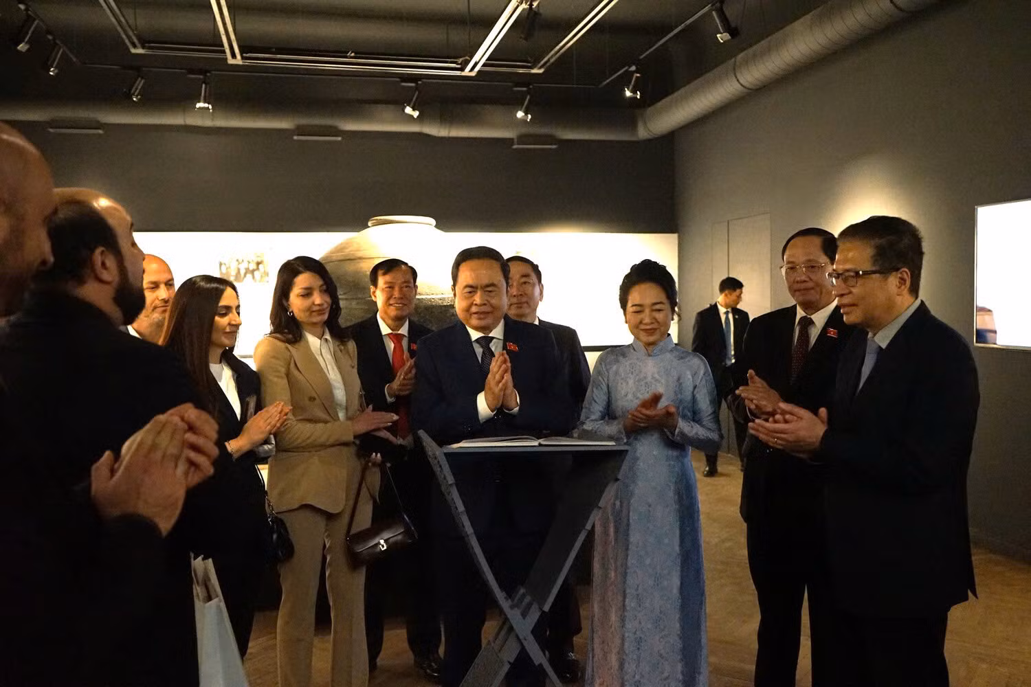 Các đại biểu hai nước chứng kiến Chủ tịch Quốc hội Trần Thanh Mẫn ghi sổ vàng lưu bút tại Bảo tàng Lịch sử quốc gia Armenia. Các đại biểu hai nước chứng kiến Chủ tịch Quốc hội Trần Thanh Mẫn ghi sổ vàng lưu bút tại Bảo tàng Lịch sử quốc gia Armenia.