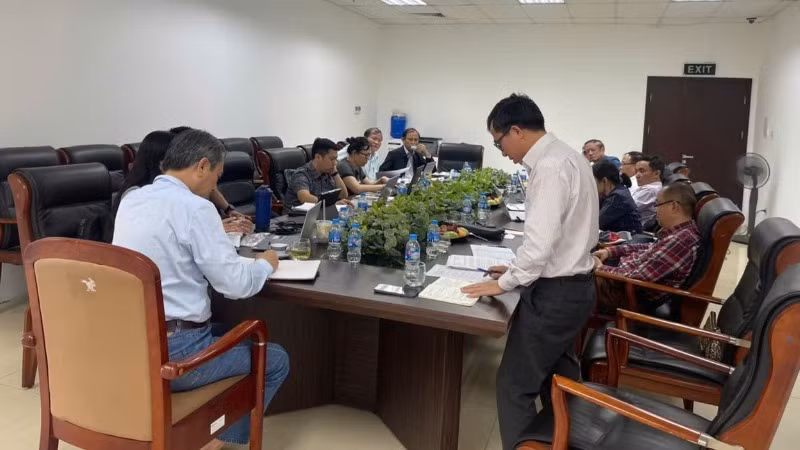 Sau 4 tiếng đối thoại và 3 tiếng làm việc để thống nhất biên bản hai bên vẫn không tìm được tiếng nói chung. Sau 4 tiếng đối thoại và 3 tiếng làm việc để thống nhất biên bản hai bên vẫn không tìm được tiếng nói chung.