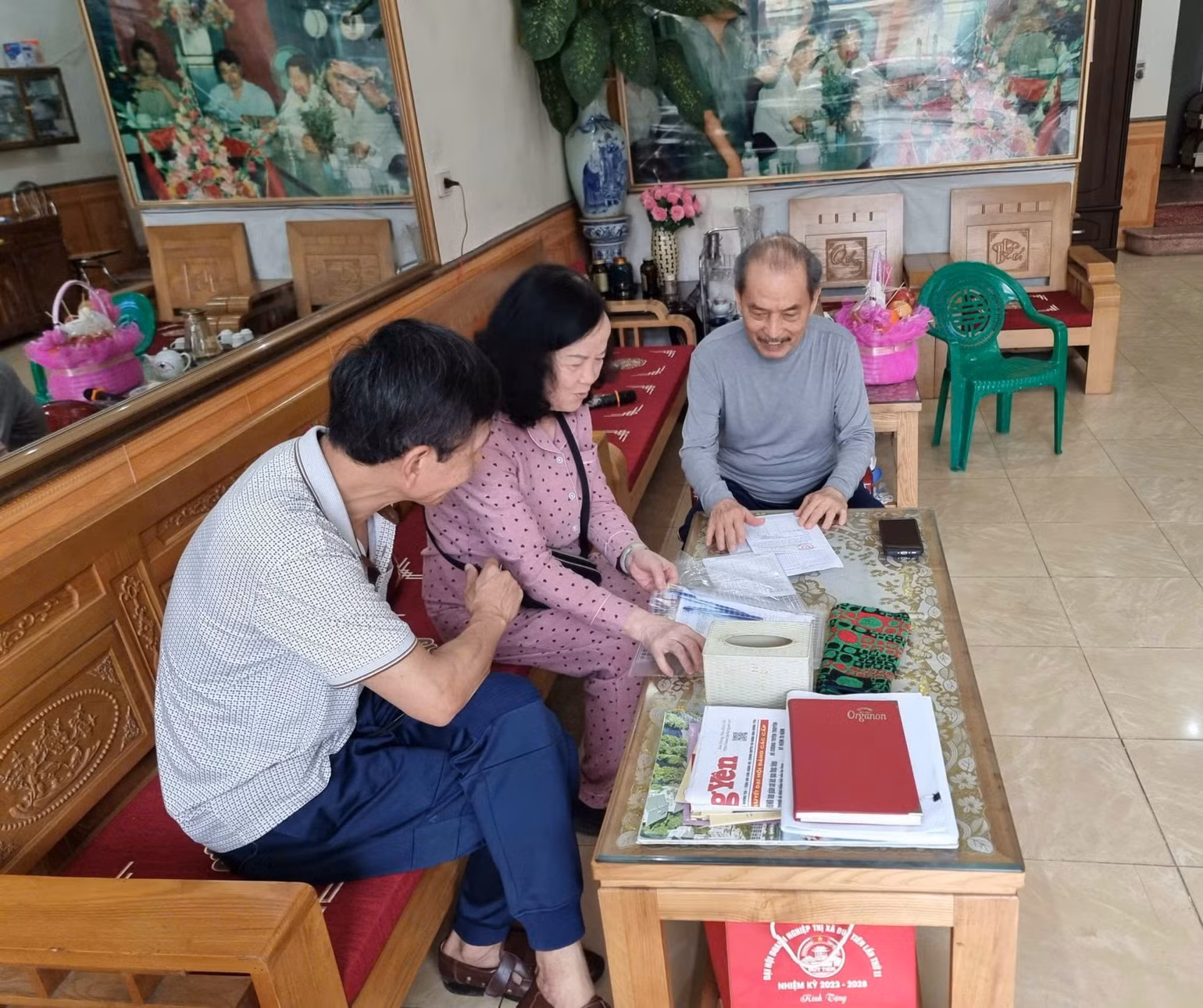Lấy ý kiến cử tri về sắp xếp đơn vị hành chính. Lấy ý kiến cử tri về sắp xếp đơn vị hành chính.