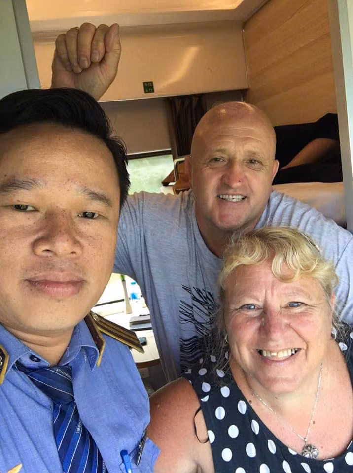 Trưởng tàu Nguyễn Trường Thọ và vợ chồng ông Kim N Mark Wickham.