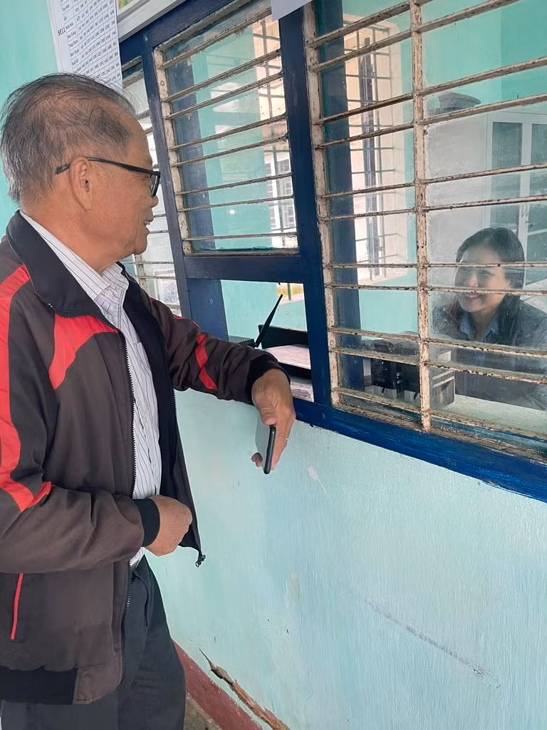 Nhân viên bán vé phục vụ khách đi tàu.