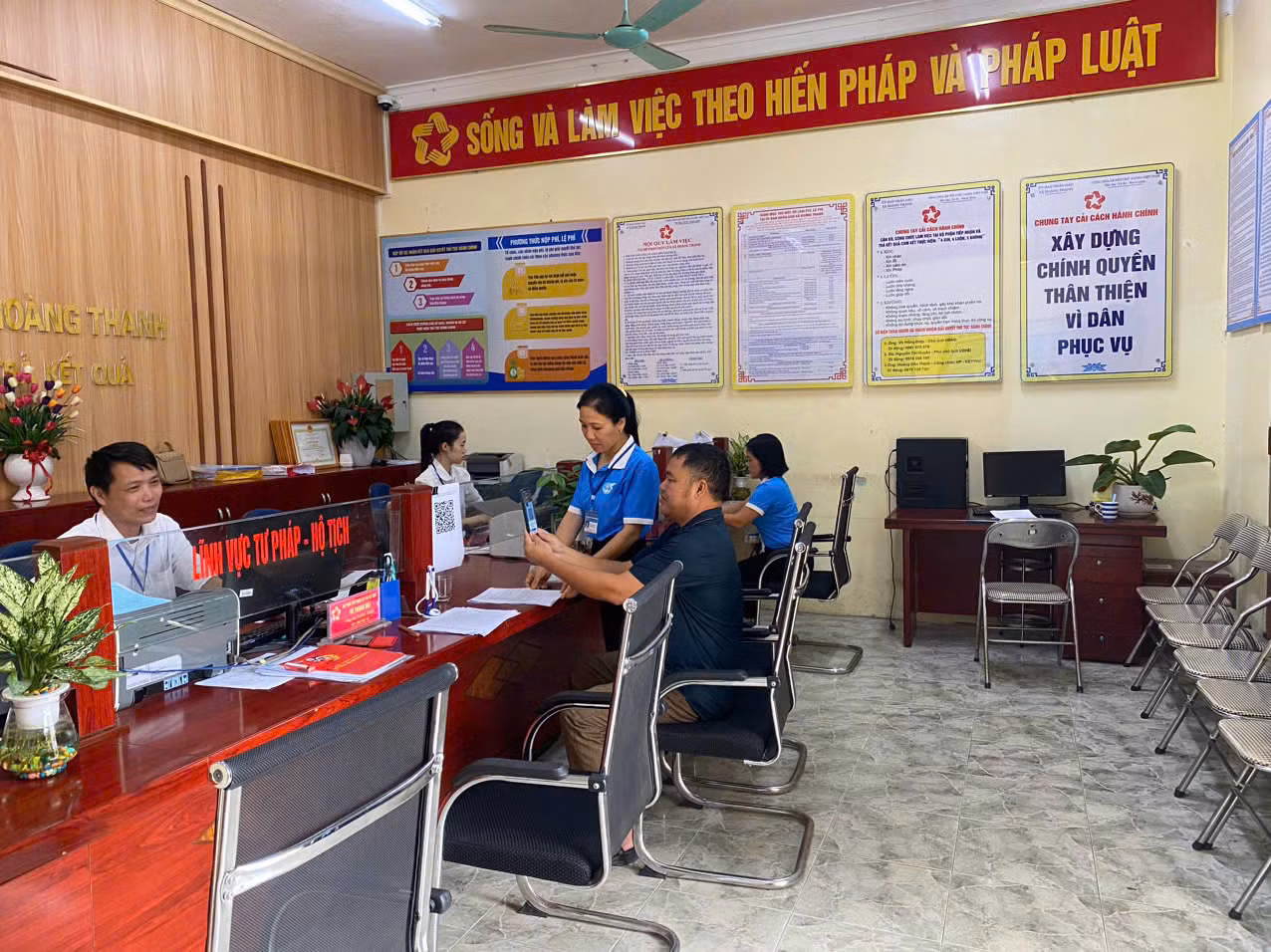 Bộ phận tiếp nhận và trả kết quả, UBND xã Hoàng Thanh. Bộ phận tiếp nhận và trả kết quả, UBND xã Hoàng Thanh.