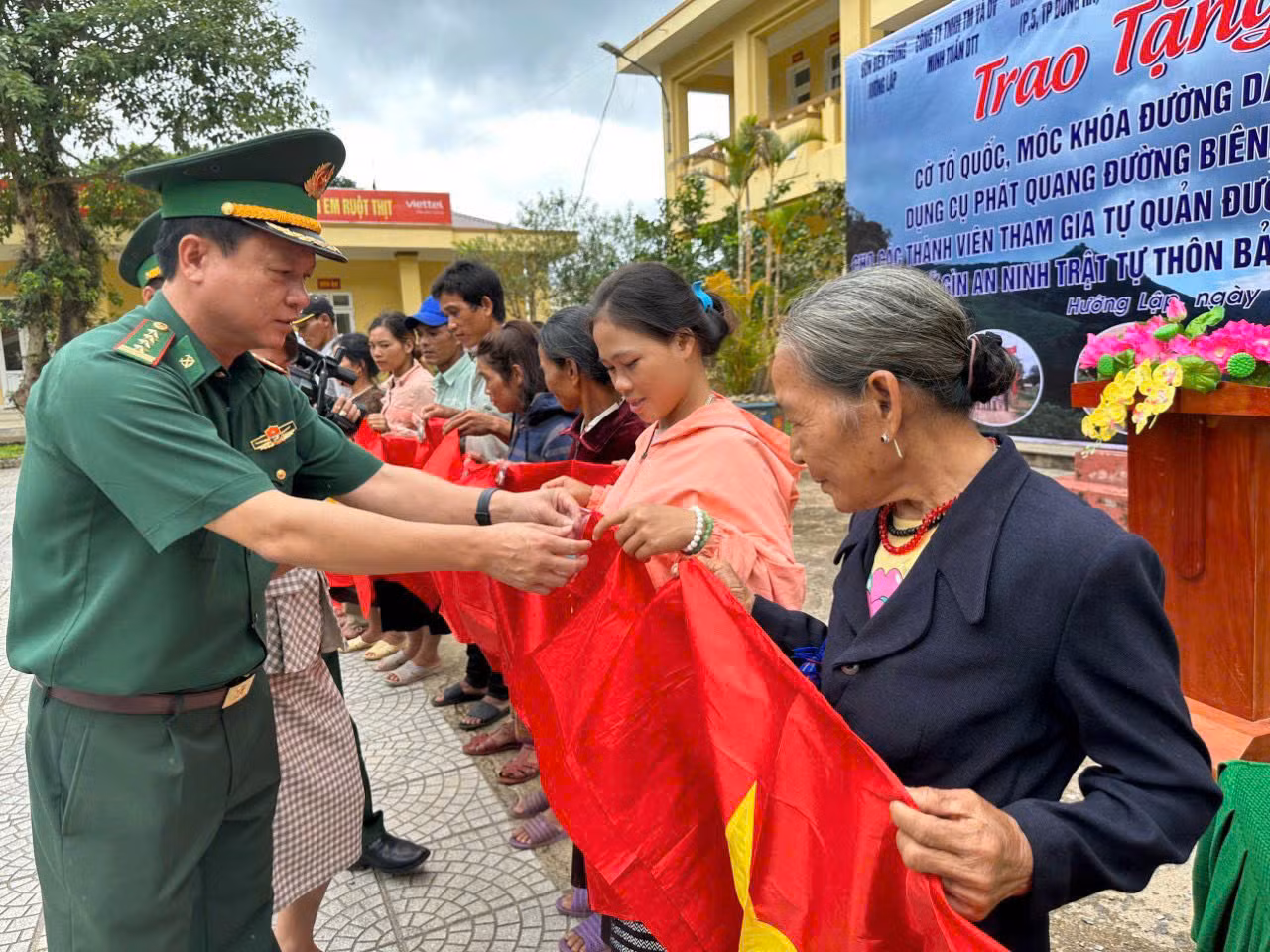 Trao tặng cờ Tổ quốc, móc khóa đường dây nóng cho bà con. Trao tặng cờ Tổ quốc, móc khóa đường dây nóng cho bà con.