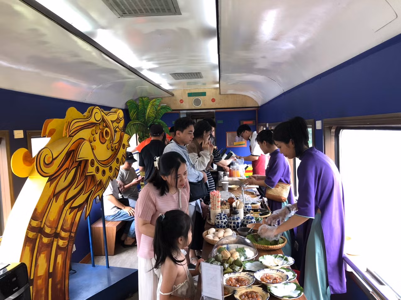 Du khách thưởng thức ẩm thực trên tàu.