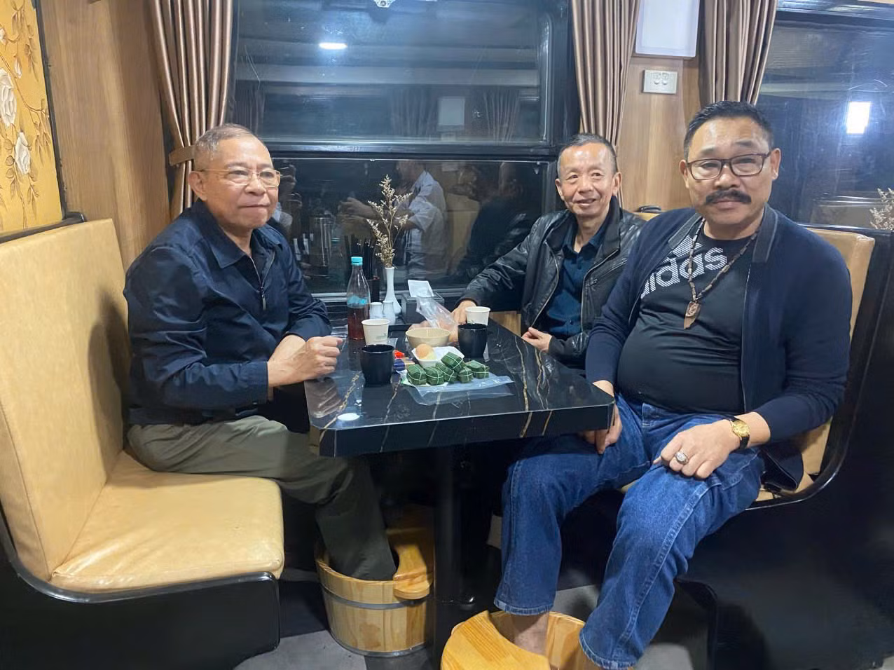 Hành khách sử dụng dịch vụ ngâm chân lá thuốc trên tàu SE19.