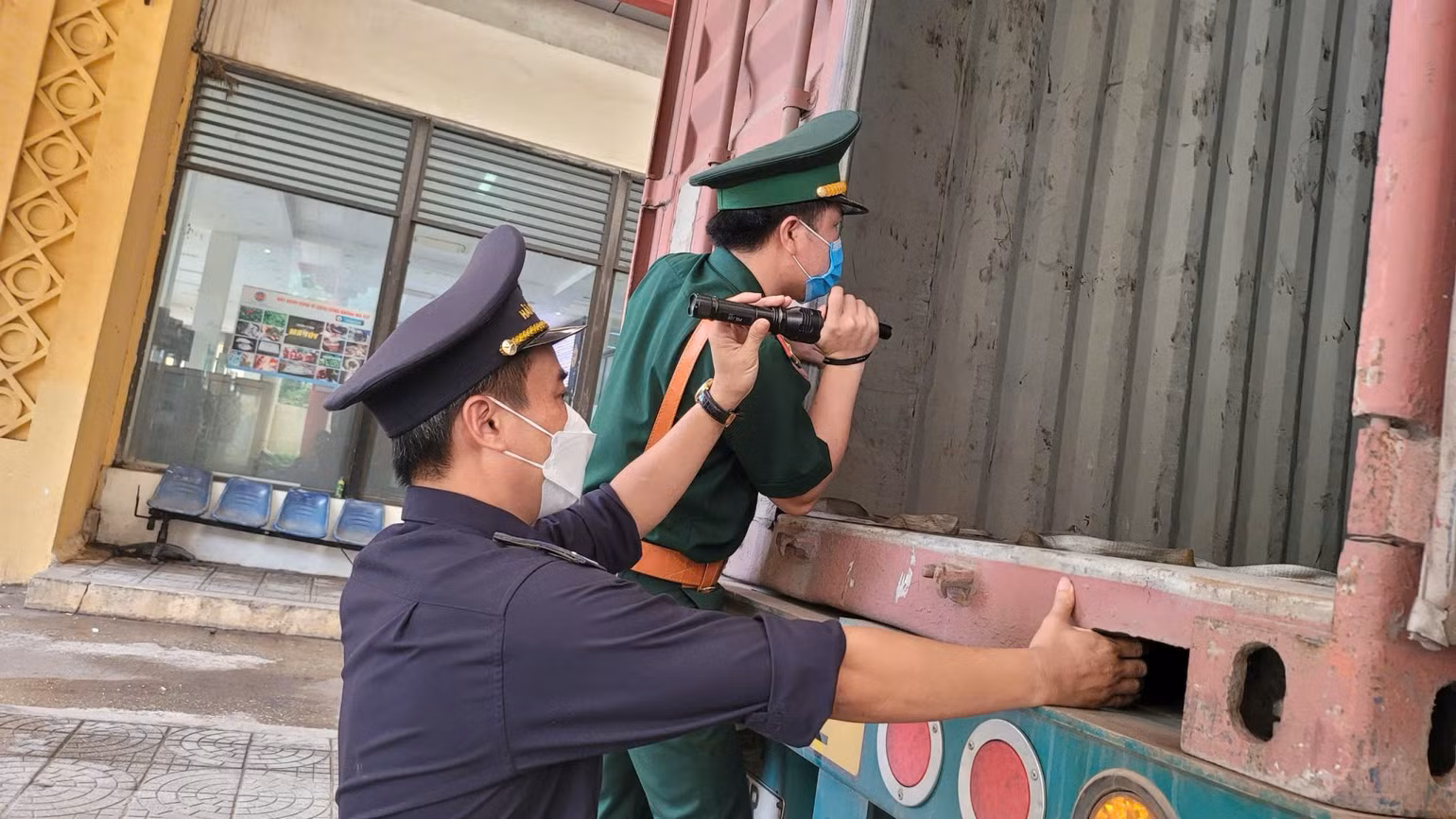 Phương tiện xuất nhập cảnh qua Cửa khẩu quốc tế Cha Lo được kiểm tra, giám sát chặt chẽ