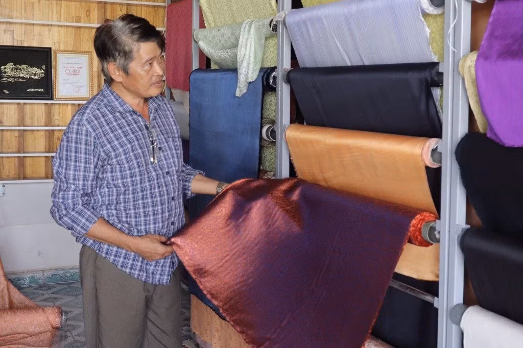 Sản phẩm được công nhận đạt chuẩn OCOP giúp làng lụa Mã Châu (Quảng Nam) nâng cao giá trị thương hiệu. Ảnh: ĐỨC MINH