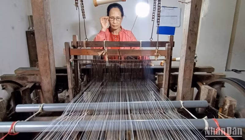 Dù có lúc làng nghề mai một, nhưng người dân Nam Cao dù già, dù trẻ vẫn vẹn nguyên lòng yêu nghề.