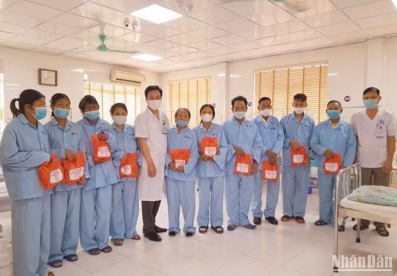 Người bệnh thêm gắn bó với Bệnh viện bởi luôn nhận được những tấm lòng sẻ chia từ các y, bác sĩ.