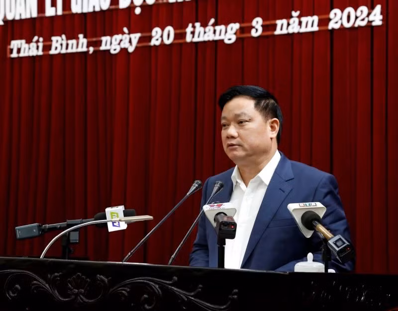 Chủ tịch Ủy ban nhân dân tỉnh Thái Bình Nguyễn Khắc Thận đề nghị toàn ngành giáo dục cần nhìn nhận rõ những tồn tại, kịp thời chủ động uốn nắn, khắc phục những hạn chế. Chủ tịch Ủy ban nhân dân tỉnh Thái Bình Nguyễn Khắc Thận đề nghị toàn ngành giáo dục cần nhìn nhận rõ những tồn tại, kịp thời chủ động uốn nắn, khắc phục những hạn chế.