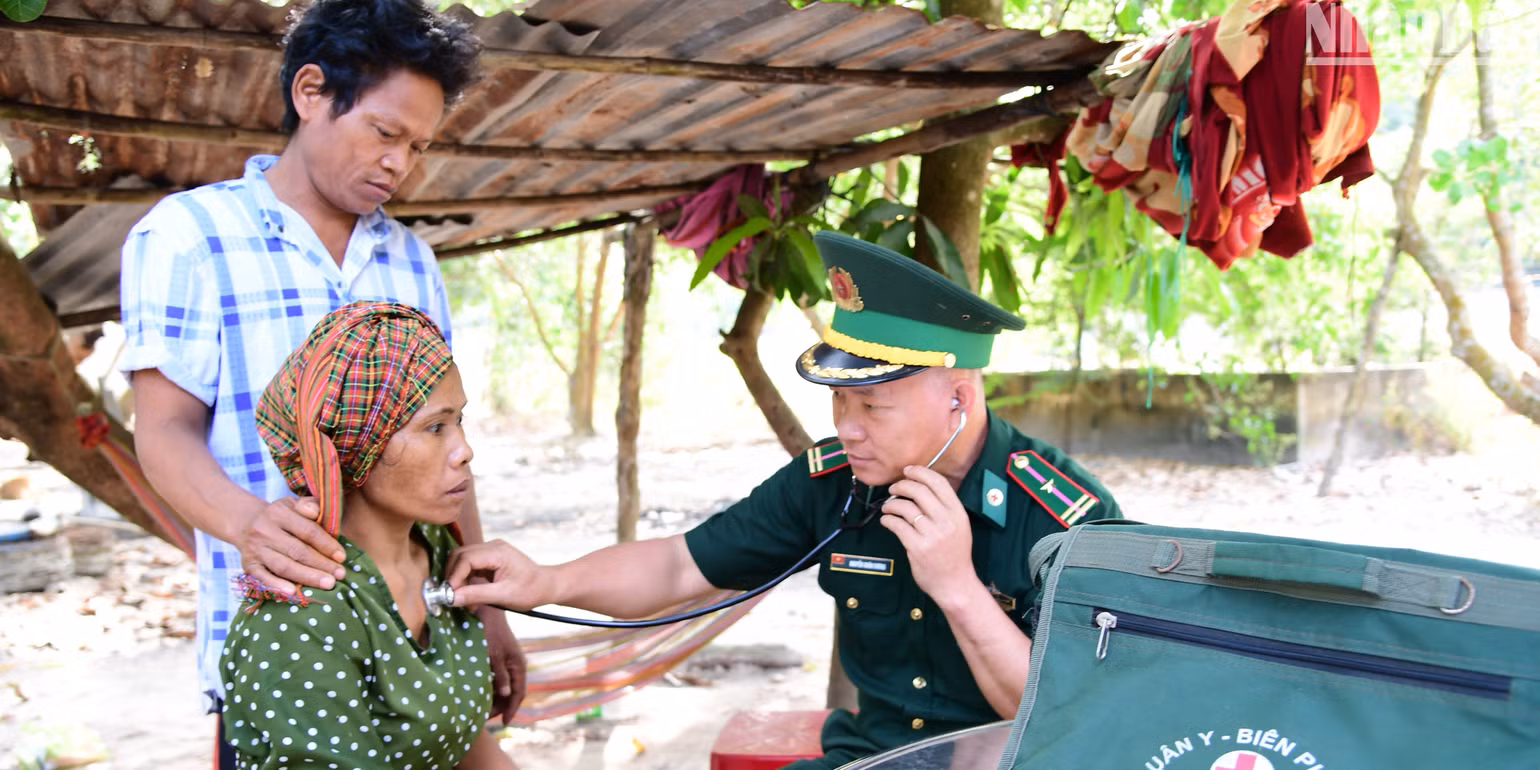 Bộ đội Biên phòng tỉnh Bình Phước khám chữa bệnh cho đồng bào nghèo. Bộ đội Biên phòng tỉnh Bình Phước khám chữa bệnh cho đồng bào nghèo.