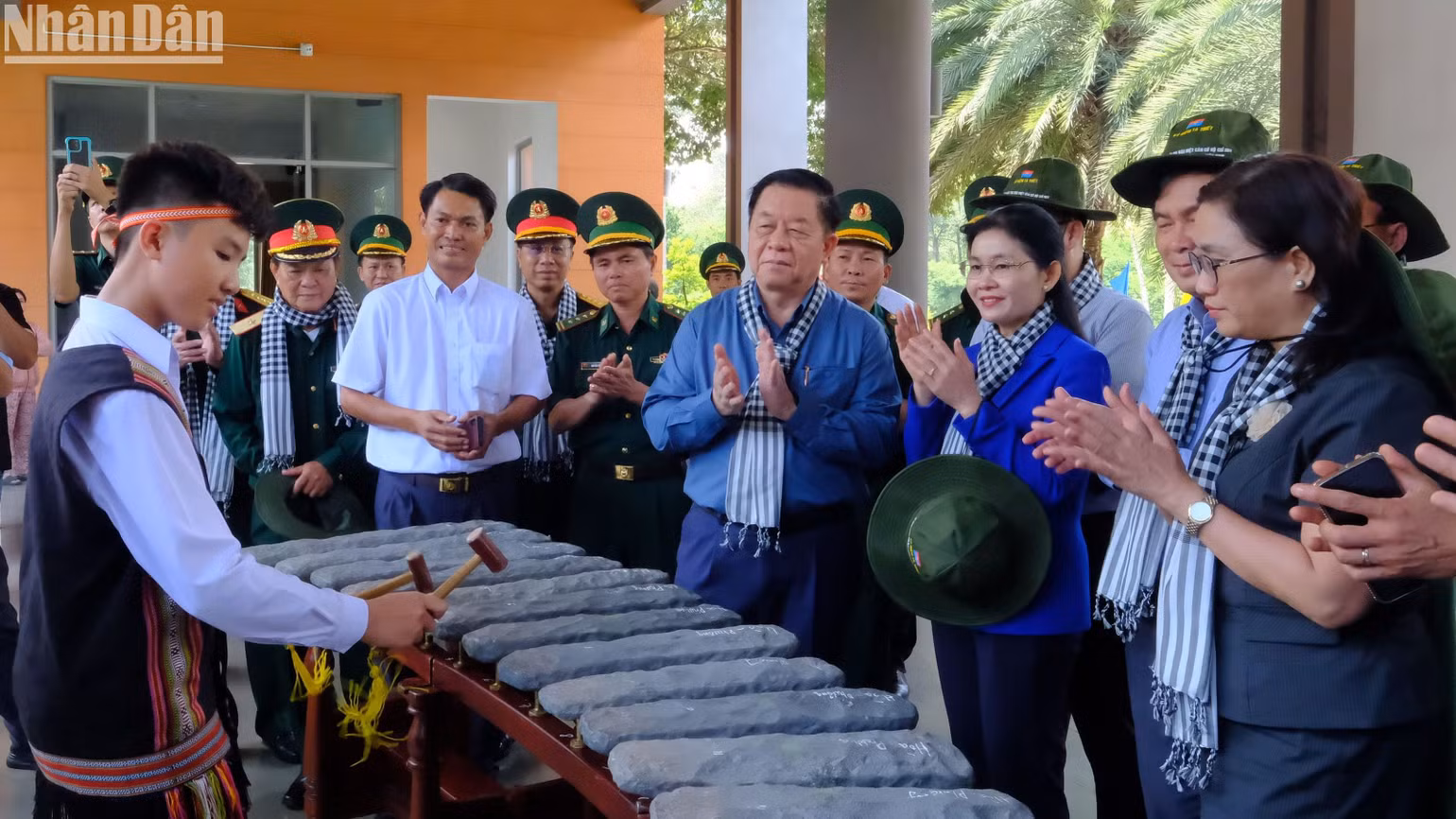 Đồng chí Nguyễn Trọng Nghĩa thưởng thức tiết mục đàn đá.