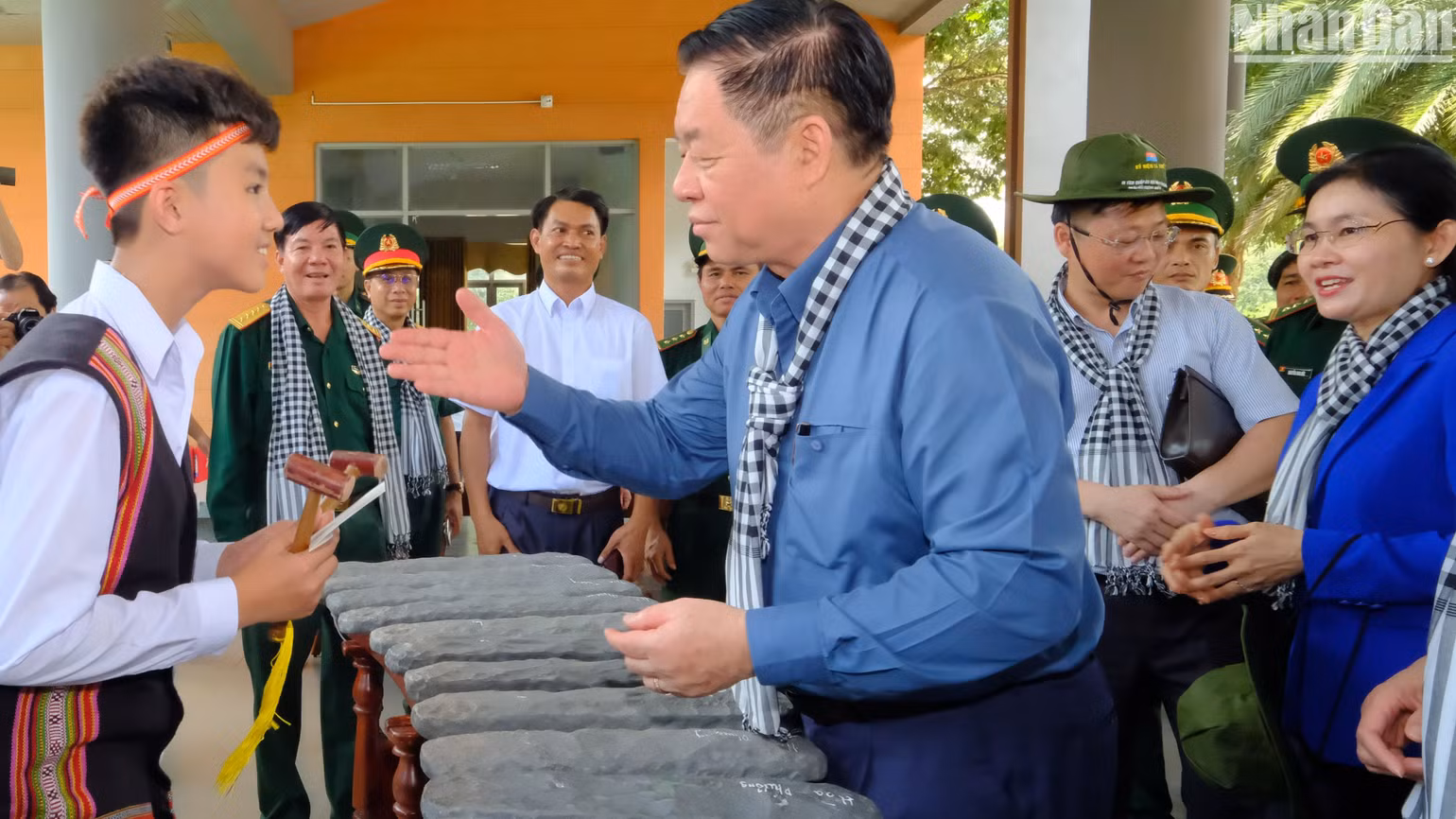 Đồng chí Nguyễn Trọng Nghĩa căn dặn thế hệ trẻ cố gắng học tập, lưu giữ các giá trị văn hóa.