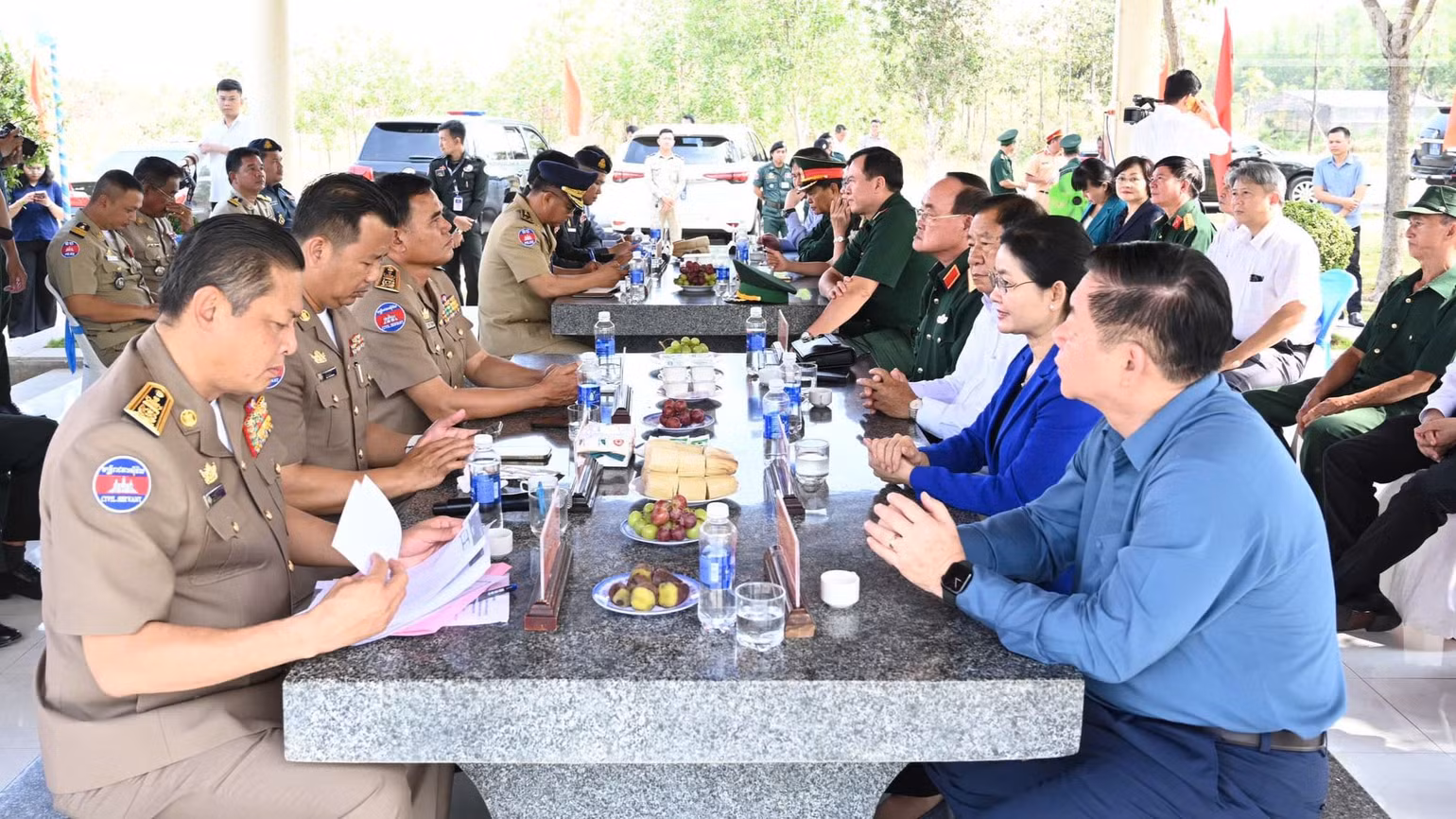 Đồng chí Nguyễn Trọng Nghĩa nghe báo cáo công tác phối hợp bảo vệ biên giới, đường biên, cột mốc, cũng như công tác đối ngoại giữa 2 tỉnh Bình Phước và Tbong Khmum.