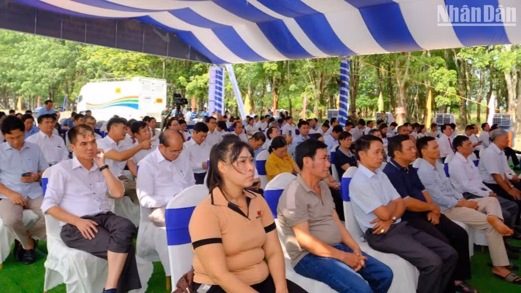 Các hộ dân nhường đất cho dự án cao tốc Gia Nghĩa-Chơn thành tham dự lễ khởi công dự án thành phần.