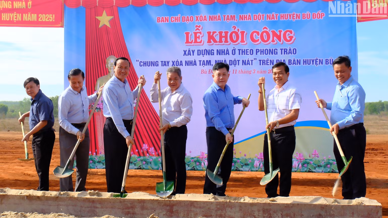 Huyện Bù Đốp vận động các doanh nghiệp tặng đất và cơ sở hạ tầng để xây dựng nhà ở cho 17 hộ dân tại xã Thiện Hu.