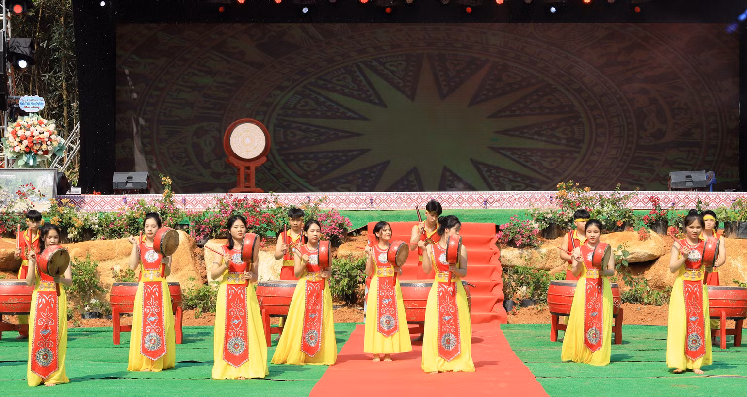 Biểu diễn trống giàn tại lễ hội Chí Linh Sơn. Biểu diễn trống giàn tại lễ hội Chí Linh Sơn.