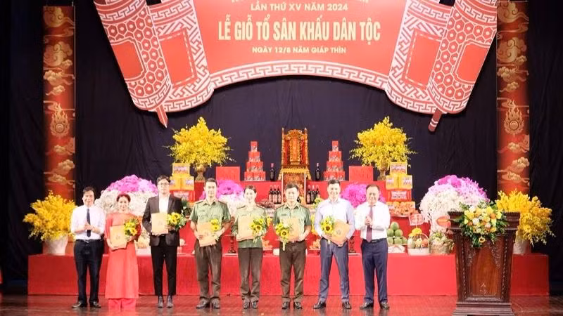 Tổ chức kết nạp hội viên mới. (Ảnh: QUANG TẤN)