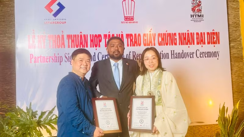 Đại diện HTMi Thụy Sĩ trao Giấy chứng nhận đại diện chính thức cho VICA và Letax Group.