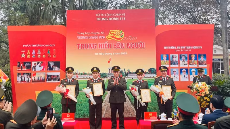 Trao giải Cuộc thi viết và Cuộc thi sáng tác ảnh nghệ thuật tìm hiểu truyền thống 50 năm xây dựng, chiến đấu và trưởng thành của Trung đoàn 375.
