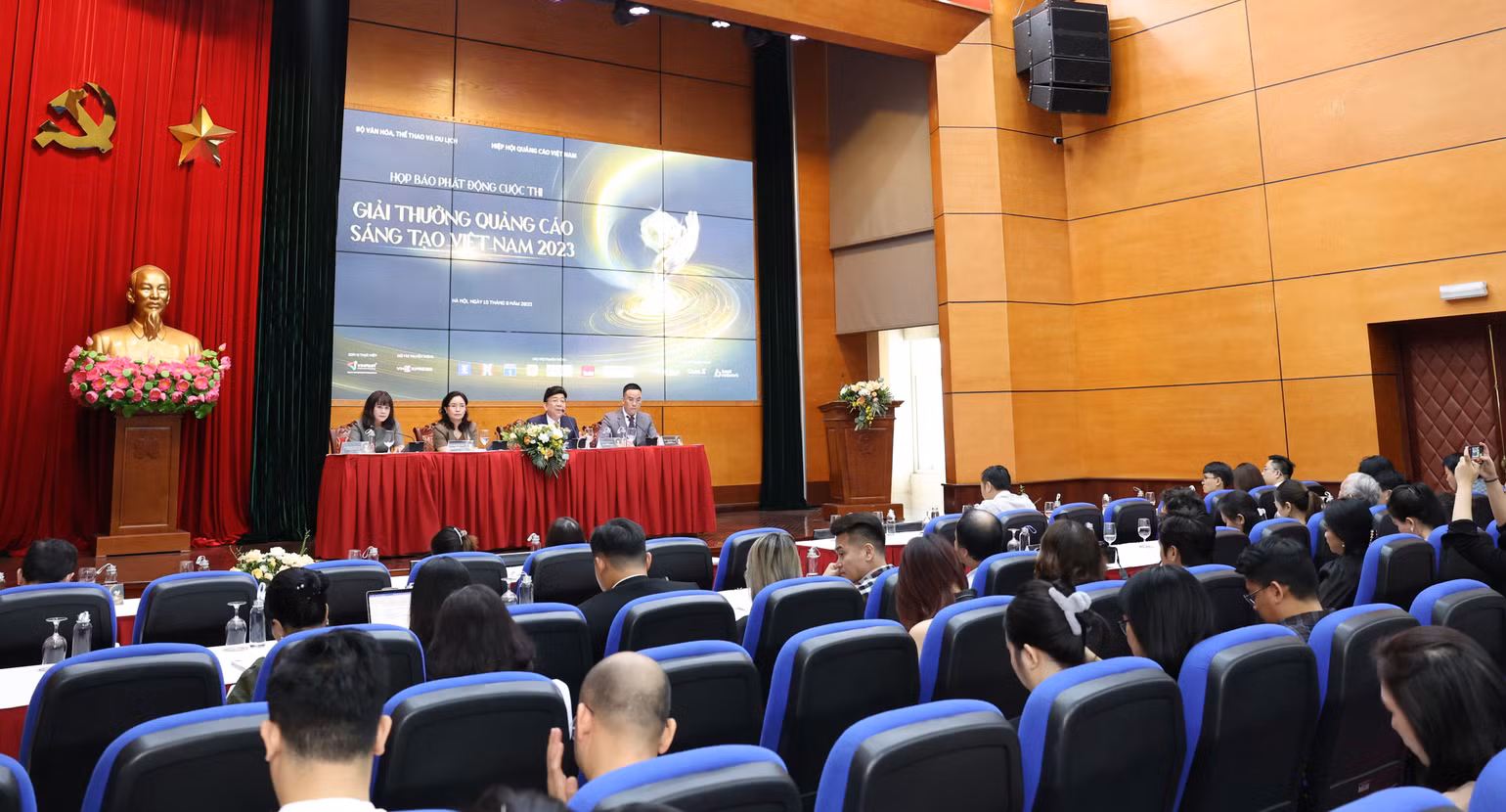 Toàn cảnh buổi họp báo.