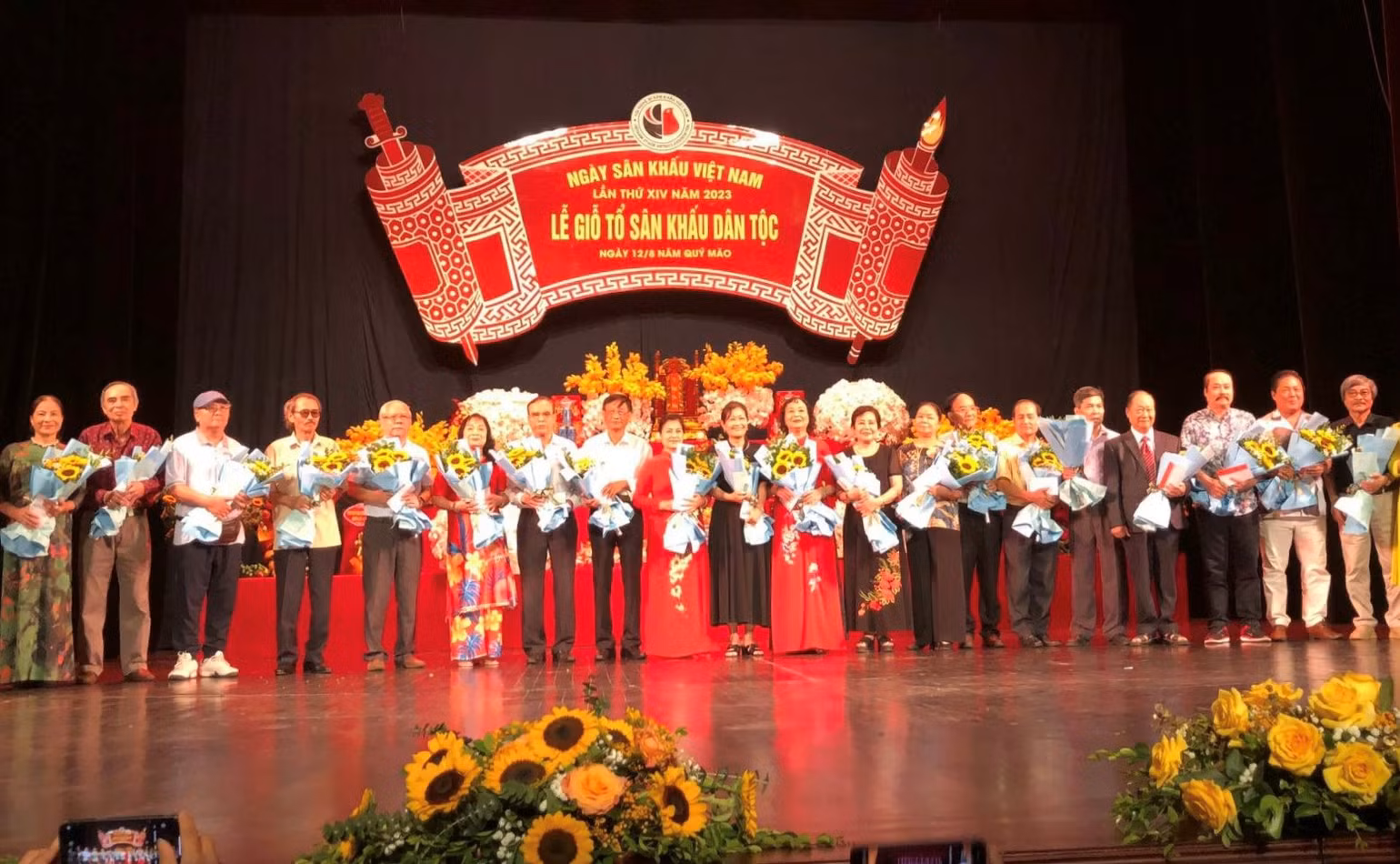 Tôn vinh các nghệ sĩ được tặng Giải thưởng Hồ Chí Minh, Giải thưởng Nhà nước về văn học, nghệ thuật và tặng quà các hội viên cao tuổi.