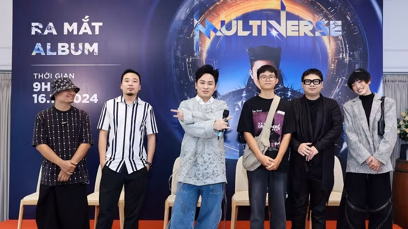 Những cộng sự cùng Tùng Dương làm nên "Đa vũ trụ". (Ảnh: Mạnh Nguyễn) Những cộng sự cùng Tùng Dương làm nên "Đa vũ trụ". (Ảnh: Mạnh Nguyễn)