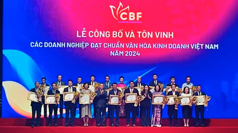Công bố và vinh danh các doanh nghiệp đạt chuẩn văn hóa kinh doanh Việt Nam. Công bố và vinh danh các doanh nghiệp đạt chuẩn văn hóa kinh doanh Việt Nam.