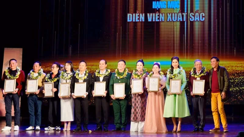 Trao giải cho các diễn viên xuất sắc. (Ảnh: QUỲNH ANH) Trao giải cho các diễn viên xuất sắc. (Ảnh: QUỲNH ANH)