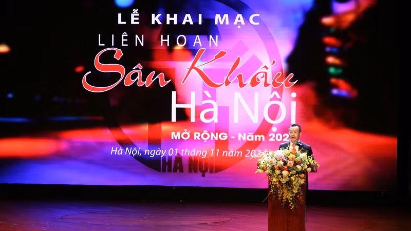 Phó Giám đốc Sở Văn hóa và Thể thao Hà Nội Phạm Xuân Tài phát biểu chào mừng Liên hoan.