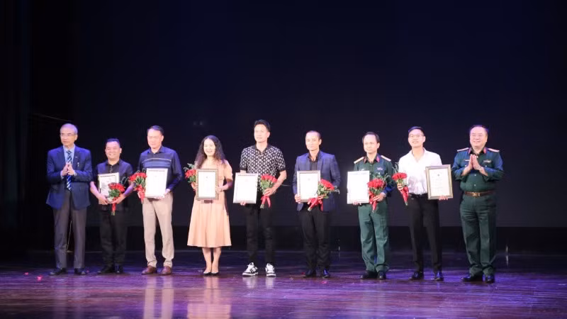 Trao giải cho các thành phần sáng tạo xuất sắc. (Ảnh: Linh Trần)