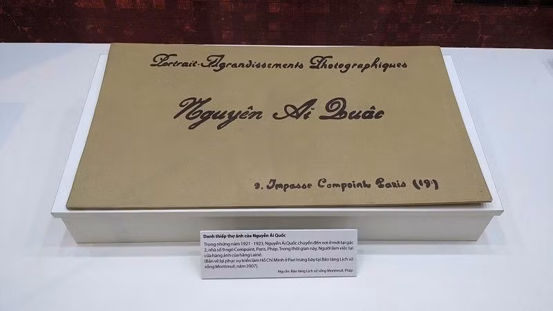 Ảnh tư liệu: Danh thiếp thợ ảnh của Nguyễn Ái Quốc. Nguồn: Bảo tàng Lịch sử sống Montreuil Ảnh tư liệu: Danh thiếp thợ ảnh của Nguyễn Ái Quốc. Nguồn: Bảo tàng Lịch sử sống Montreuil