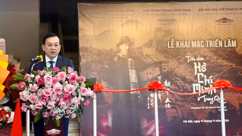 Tiến sĩ Vũ Mạnh Hà, Giám đốc Bảo tàng Hồ Chí Minh phát biểu. Tiến sĩ Vũ Mạnh Hà, Giám đốc Bảo tàng Hồ Chí Minh phát biểu.