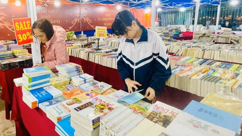 Các đơn vị áp dụng nhiều chương trình giảm giá sâu khi mua sách cho người dân, du khách. Các đơn vị áp dụng nhiều chương trình giảm giá sâu khi mua sách cho người dân, du khách.