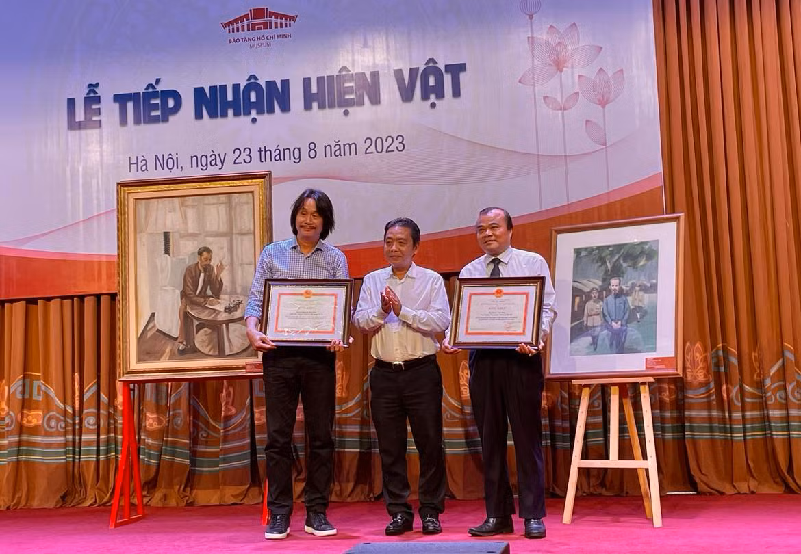 Tặng Bằng khen của Bộ Văn hóa, Thể thao và Du lịch cho ông Đoàn Văn Đức và Nguyễn Văn Đức.