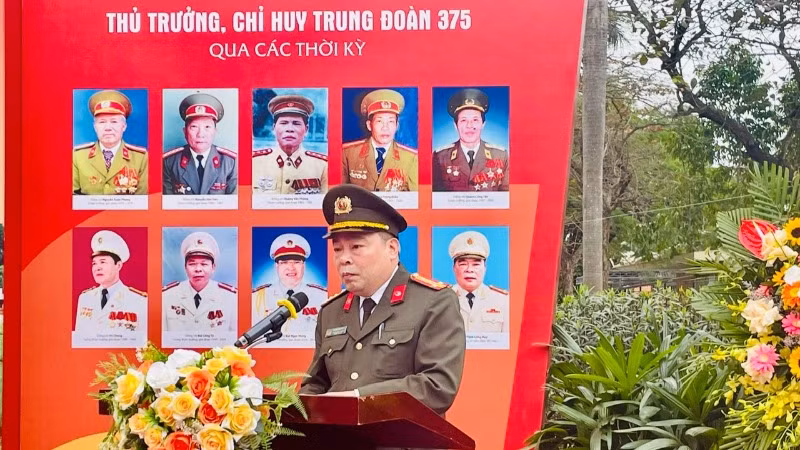 Đại tá Trịnh Công Rụy, Trung đoàn trưởng Trung đoàn 375, phát biểu.