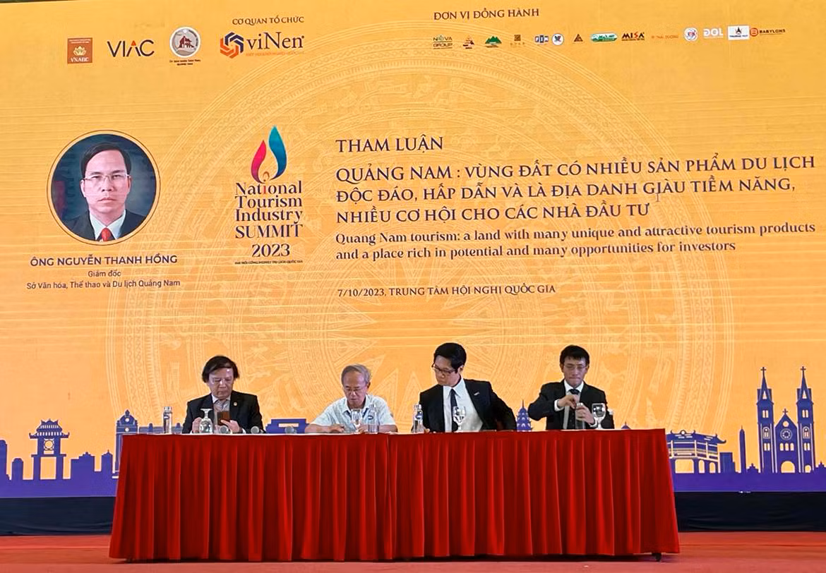 Các đại biểu điều hành Hội nghị về tầm nhìn và thách thức phát triển công nghiệp du lịch địa phương trong khuôn khổ Đại hội.