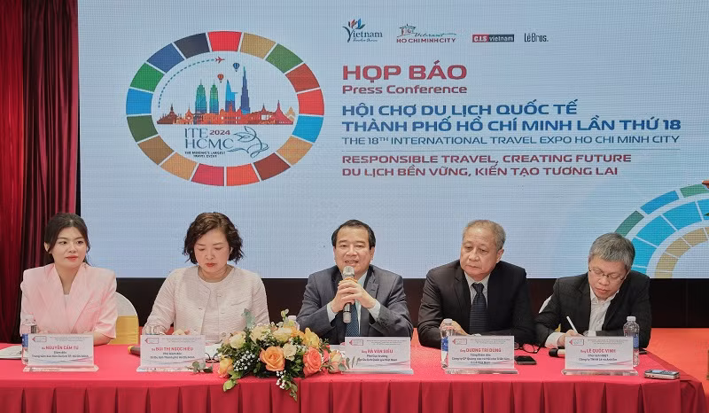 Đại diện ban tổ chức chia sẻ thông tin về hội chợ.
