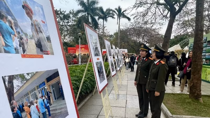 Các cán bộ, chiến sĩ tham quan Trưng bày chuyên đề.